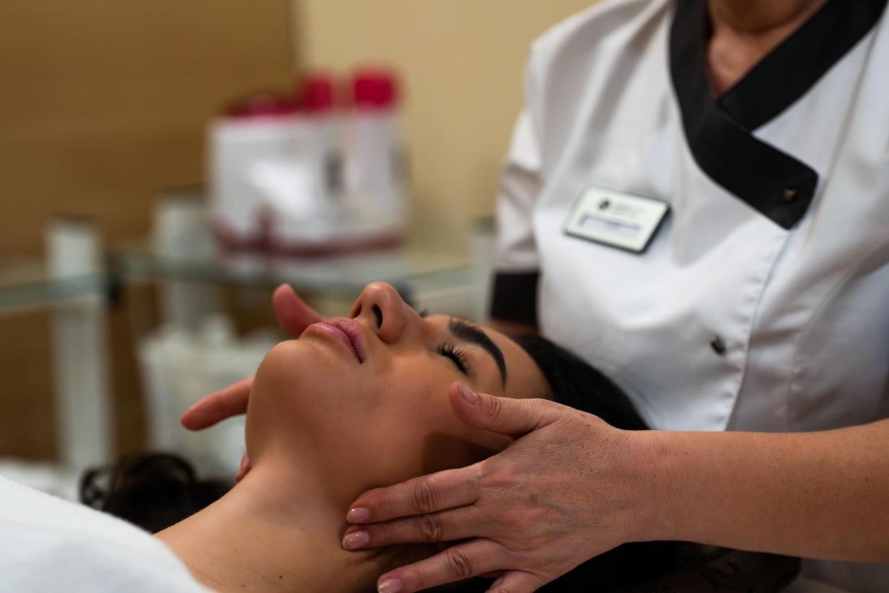 Lucky Bansko Aparthotel Spa & Relax Exterior foto A woman receiving a facial massage