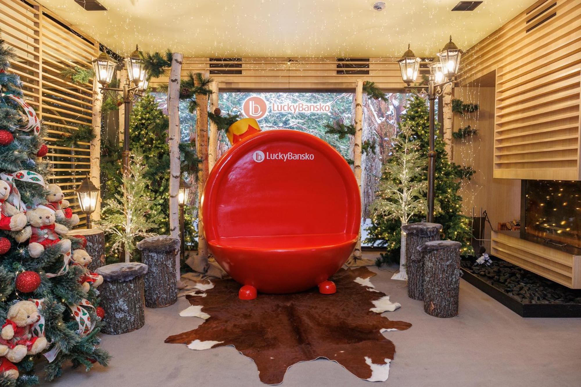 Lucky Bansko Aparthotel Spa & Relax Exterior foto Santa's chair at the 2013 Christmas Village