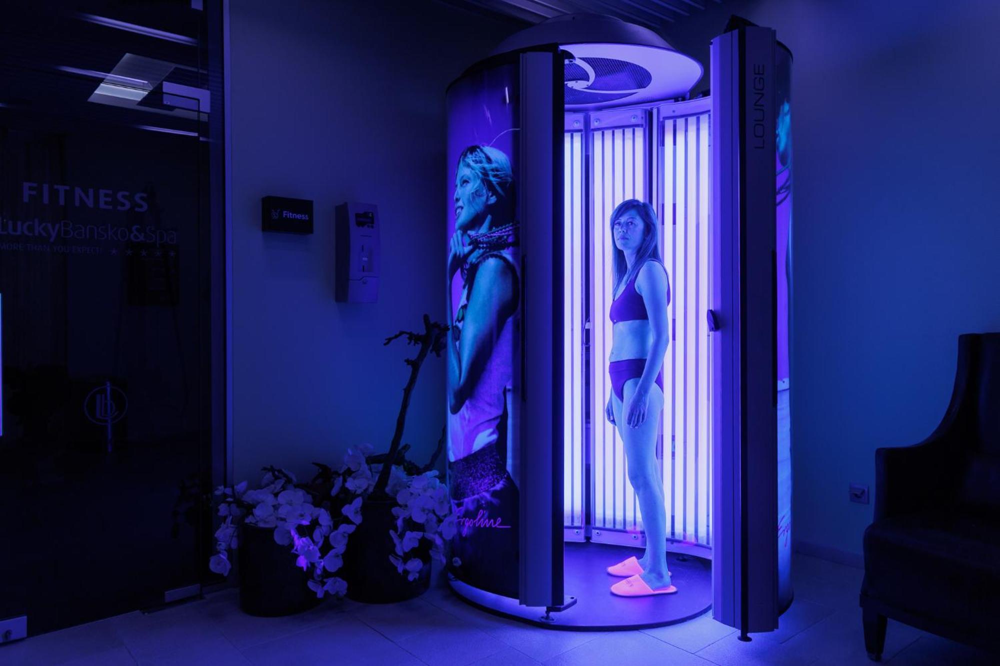 Lucky Bansko Aparthotel Spa & Relax Exterior foto A woman tanning in a solarium