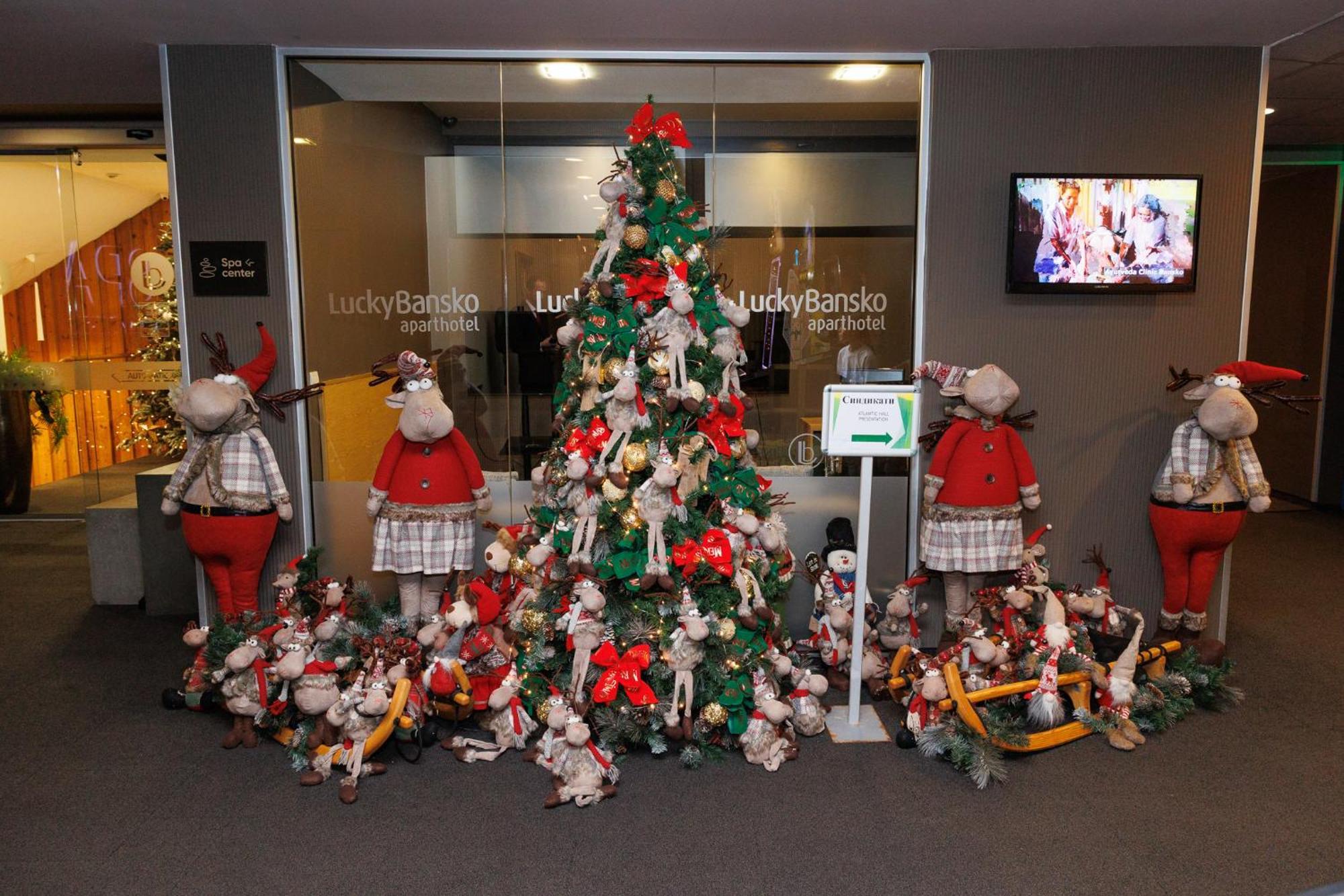 Lucky Bansko Aparthotel Spa & Relax Exterior foto Christmas tree at the airport