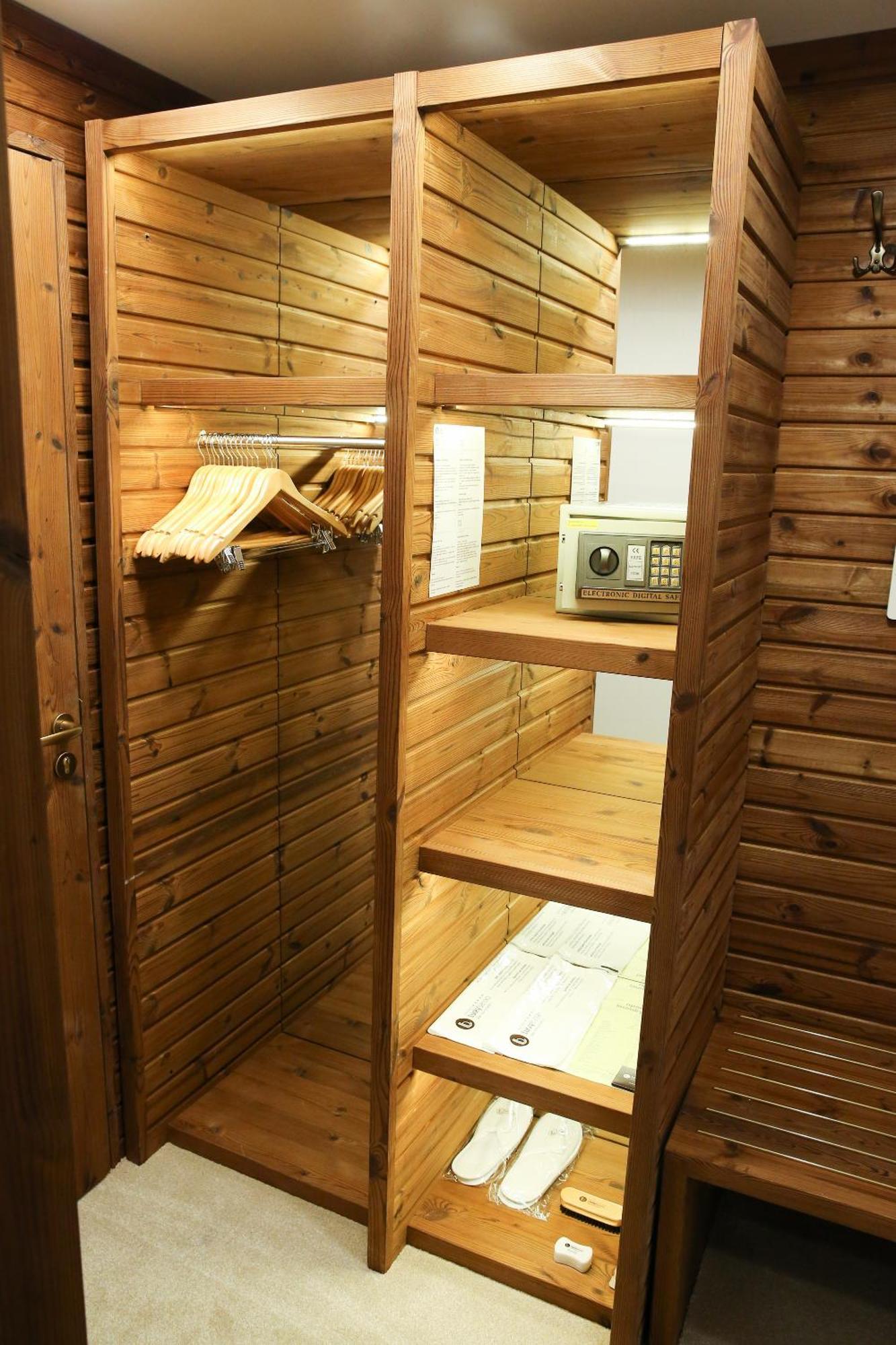 Lucky Bansko Aparthotel Spa & Relax Exterior foto A safe in a hotel room