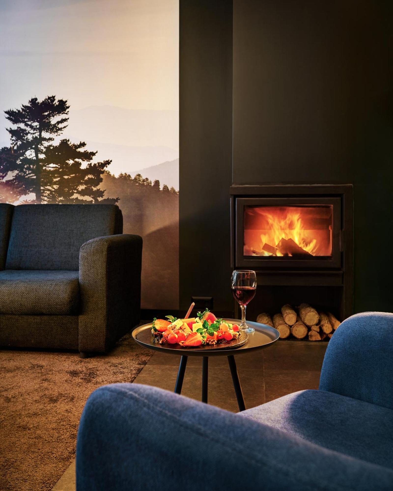 Lucky Bansko Aparthotel Spa & Relax Exterior foto A wood-burning fireplace