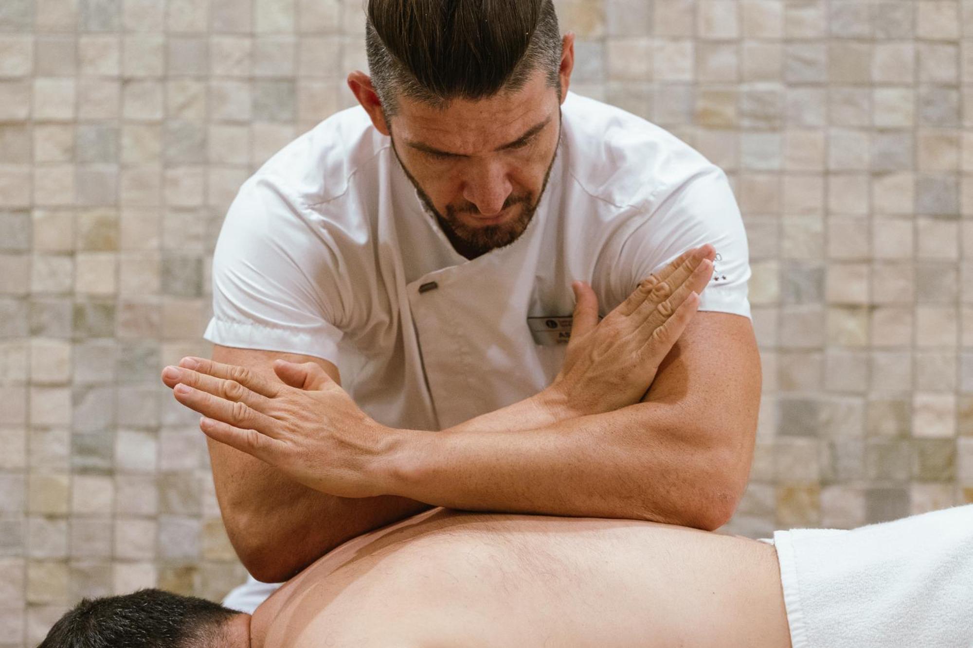 Lucky Bansko Aparthotel Spa & Relax Exterior foto A chiropractor treating a patient