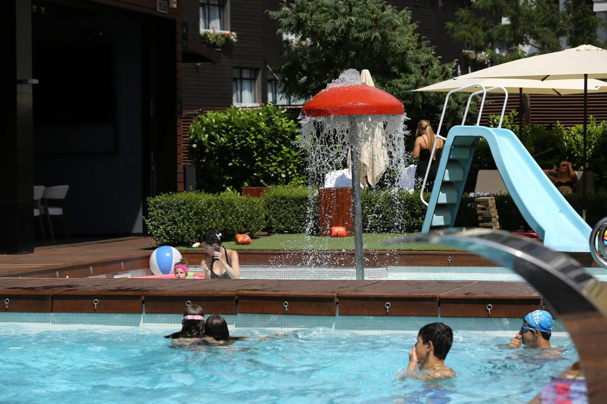 Lucky Bansko Aparthotel Spa & Relax Exterior foto A mushroom fountain in a swimming pool