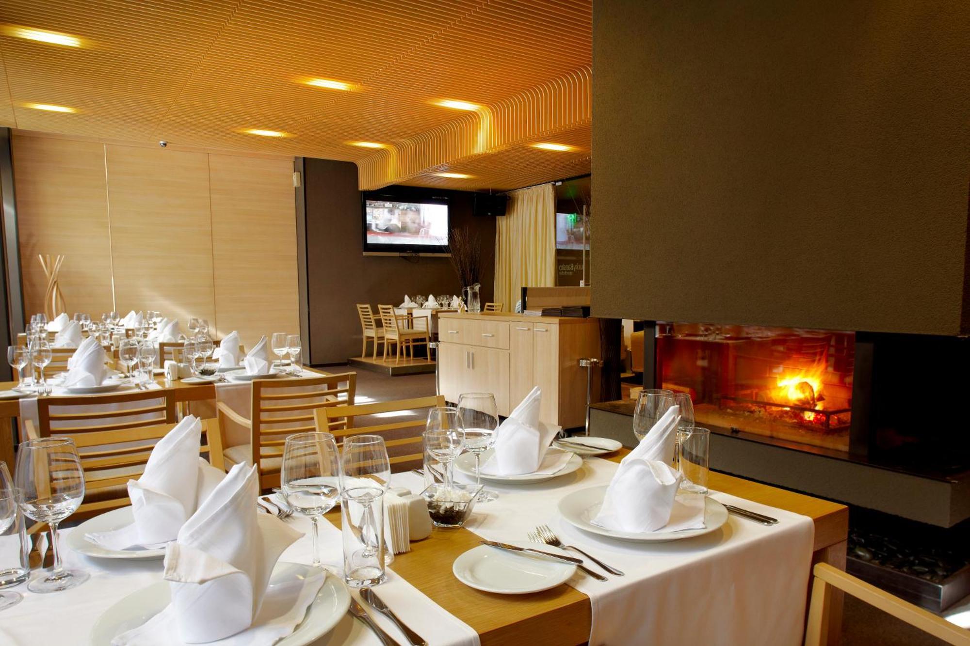 Lucky Bansko Aparthotel Spa & Relax Exterior foto Restaurant in the hotel
