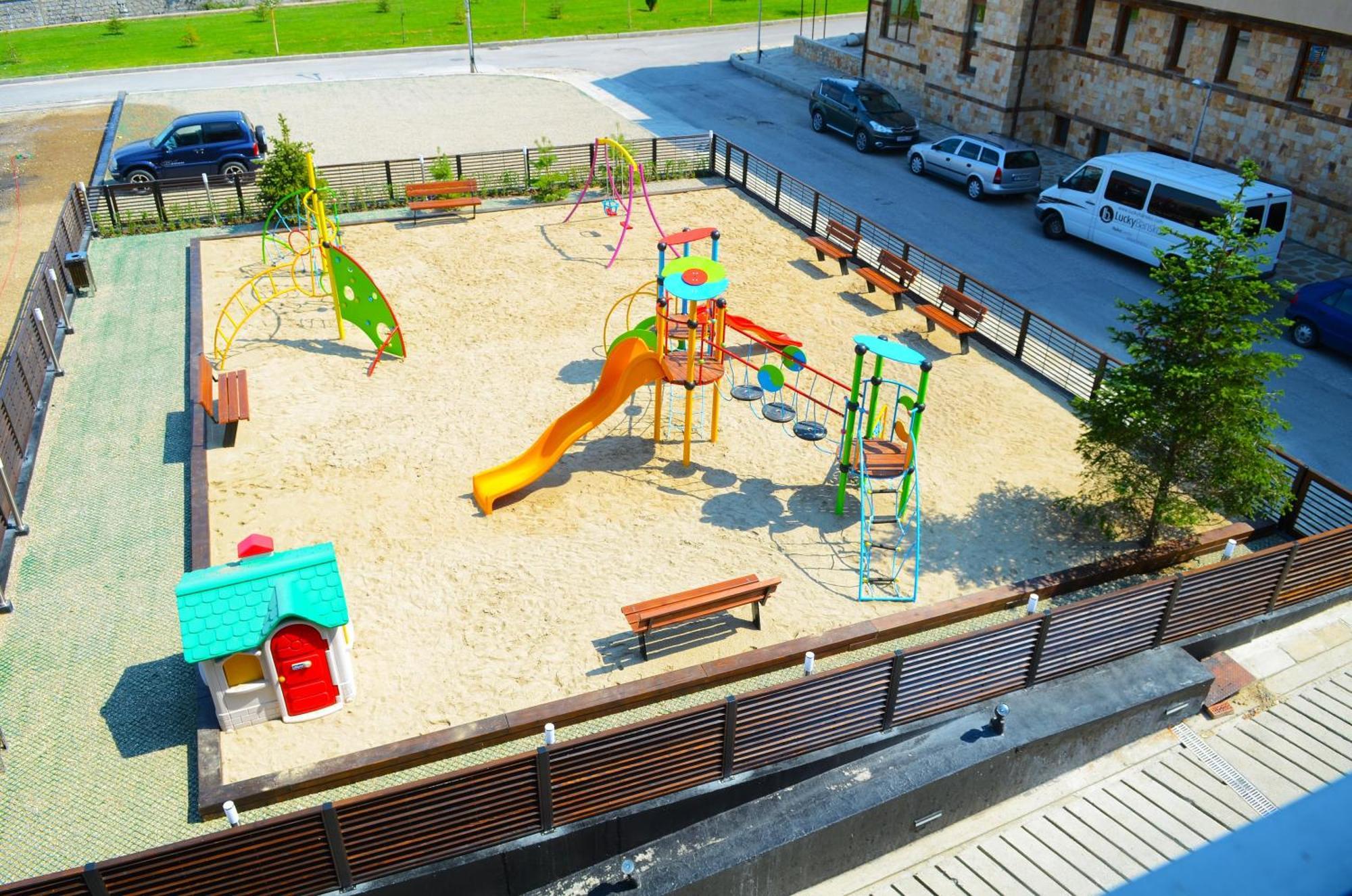 Lucky Bansko Aparthotel Spa & Relax Exterior foto Playground in the city of Novi Sad, Serbia