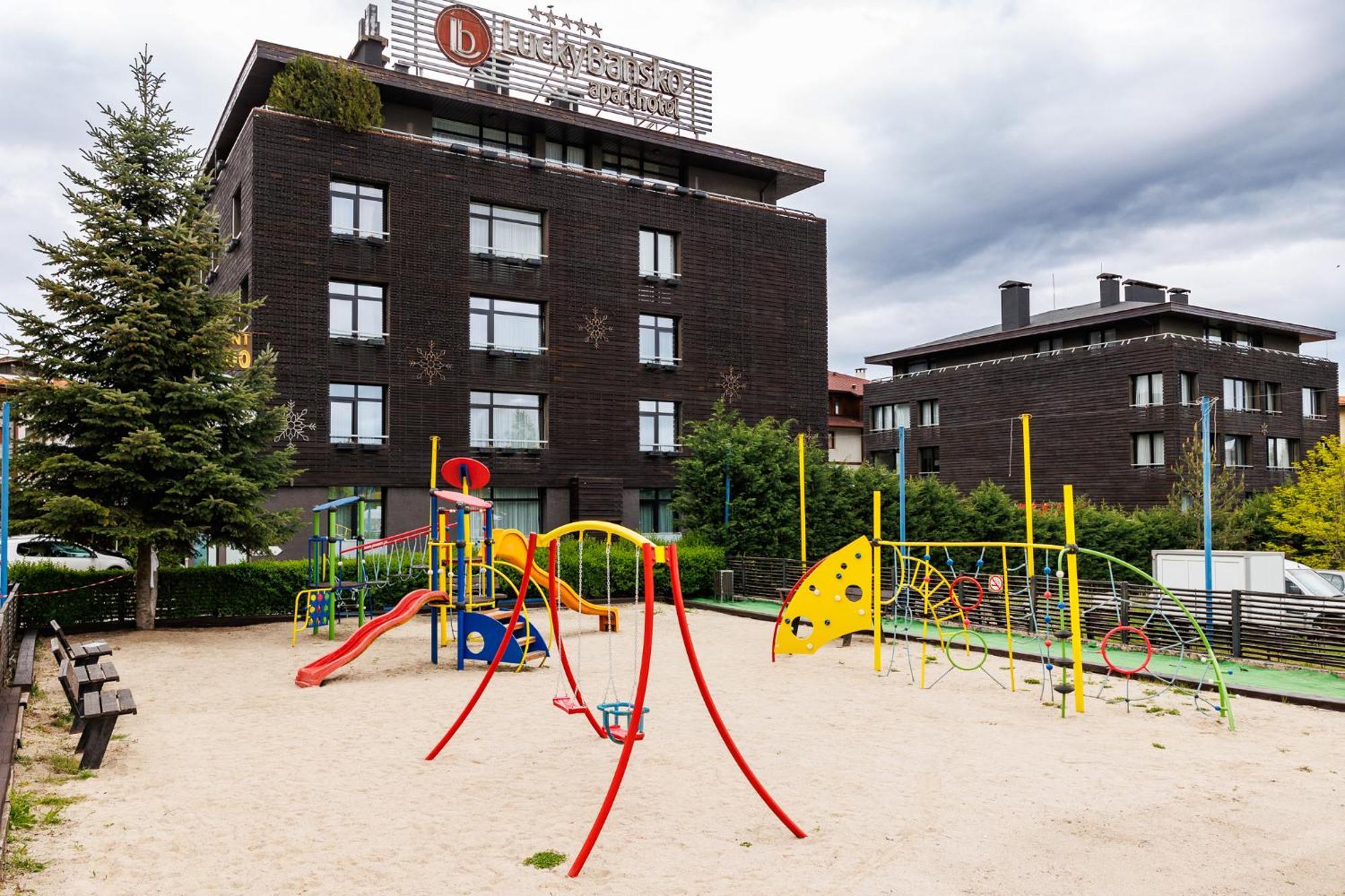 Lucky Bansko Aparthotel Spa & Relax Exterior foto The school's campus