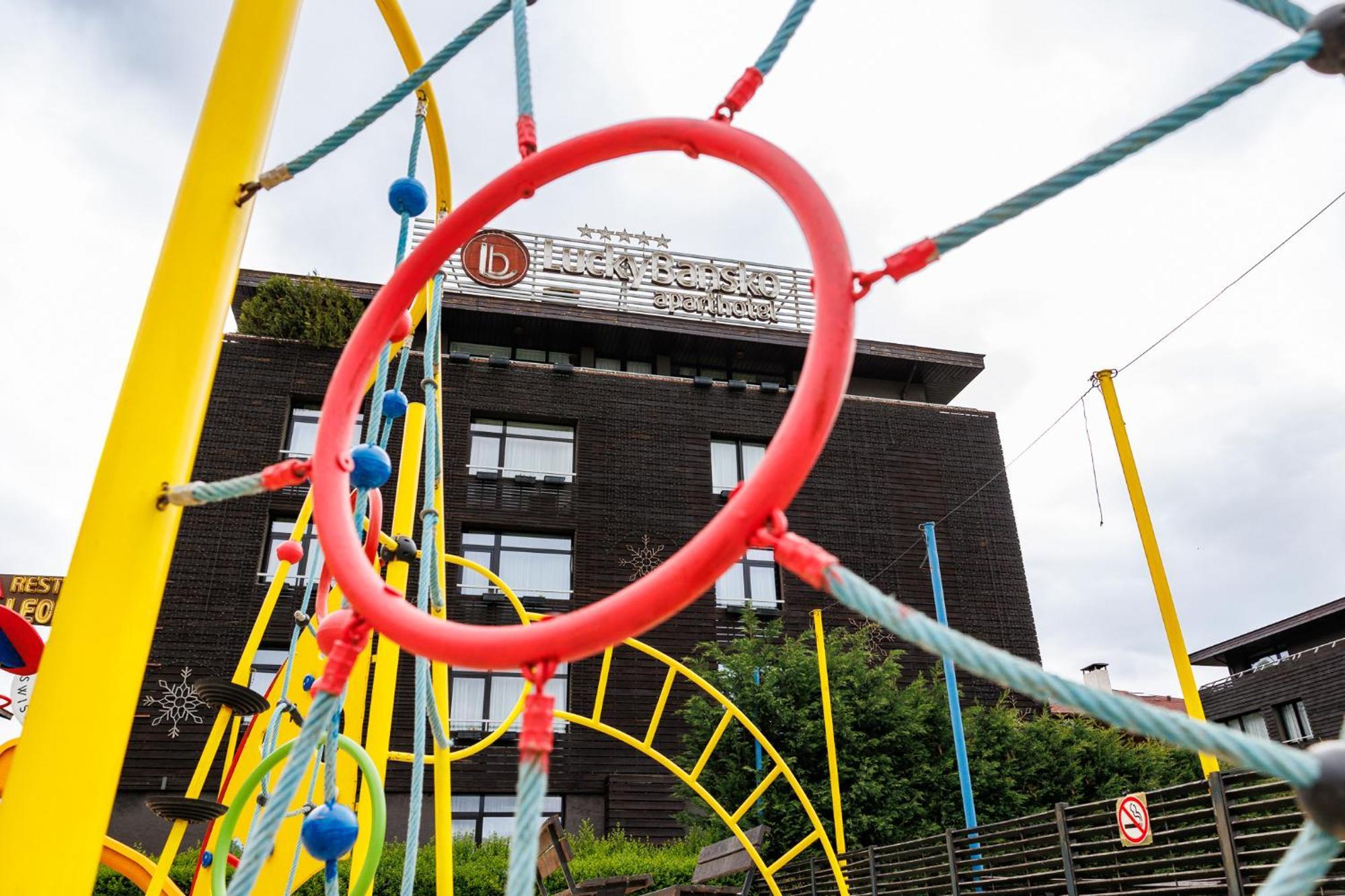 Lucky Bansko Aparthotel Spa & Relax Exterior foto Playground at the school