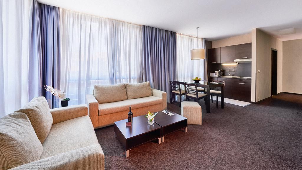 Lucky Bansko Aparthotel Spa & Relax Exterior foto A typical serviced apartment in Warsaw, Poland