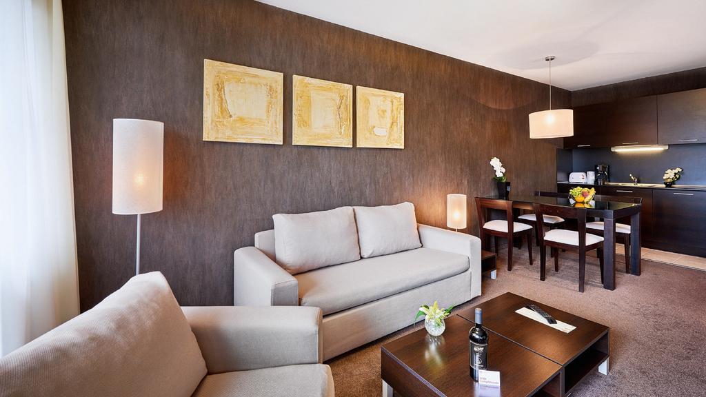 Lucky Bansko Aparthotel Spa & Relax Exterior foto A living room at the Mandarin Oriental, Munich